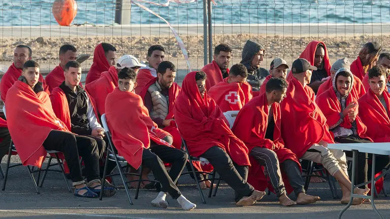La Salvamar Al Nair ha rescatado hoy sábado a 55 personas de origen magrebí y subsahariano, todos varones, cuando viajaban en una embarcación al este de Lanzarote. Todos han sido trasladados al puerto de Arrecife. EFE/ Adriel Perdomo