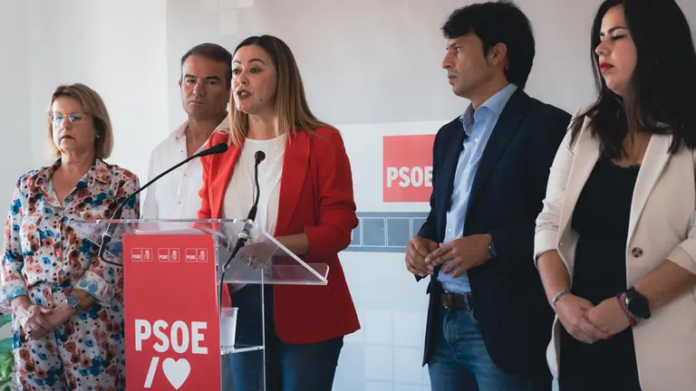 Loli Corujo y los parlamentarios regionales del PSOE.