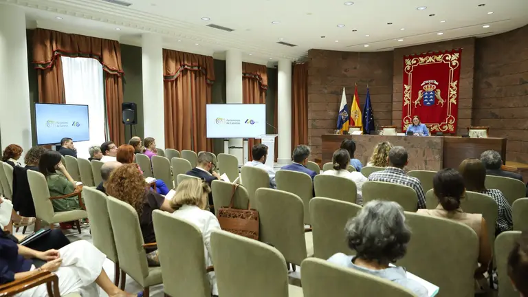 Apertura de las I Jornadas Canarias de la Infancia en el Parlamento de Canarias.