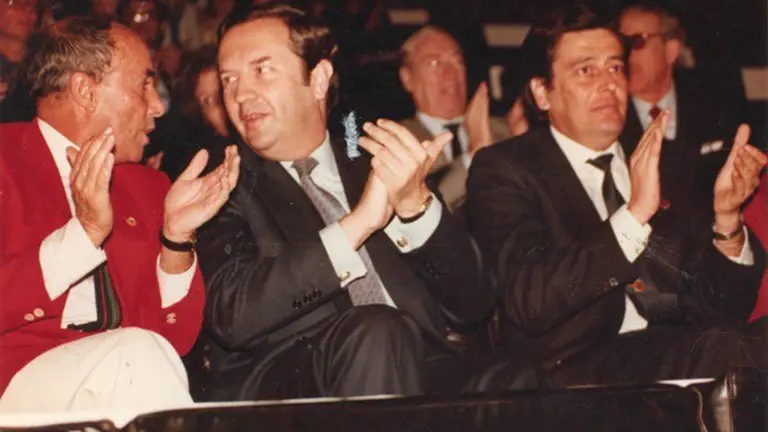 Jerónimo Saavedra en el Auditorio de Jameos del Agua, entre César Mnrique y Enrique Pérez Parrilla.