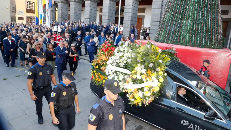 Agentes de la Policía Local escoltan el féretro de Jerónimo Saavedra a su salida de las Casas Consistoriales de Las Palmas de Gran Canaria. EFE, Elvira Urquijo A.