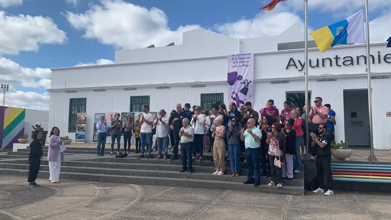 Lectura del manifiesto contra la violencia de la mujer en Tías.