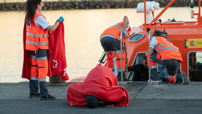 Persona migrante a su llegada a Naos.  Foto EFE, Adriel Perdomo.