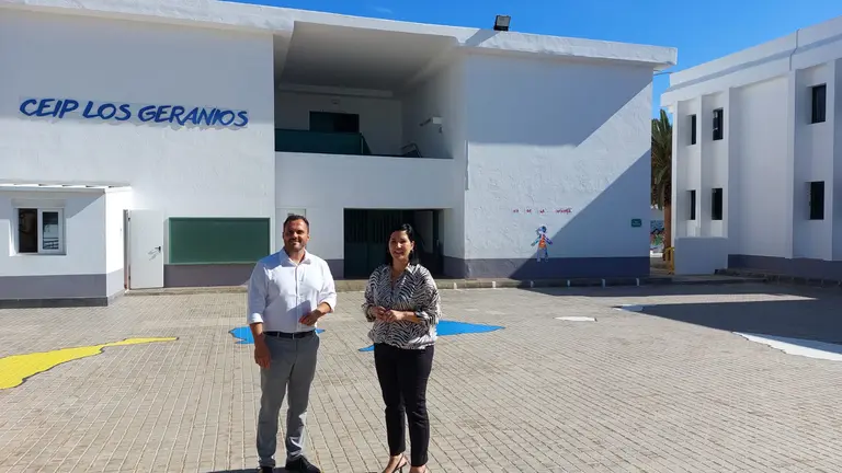 El alcalde de Arrecife, Yonathan de León, y la concejal de Educación Abigail González.