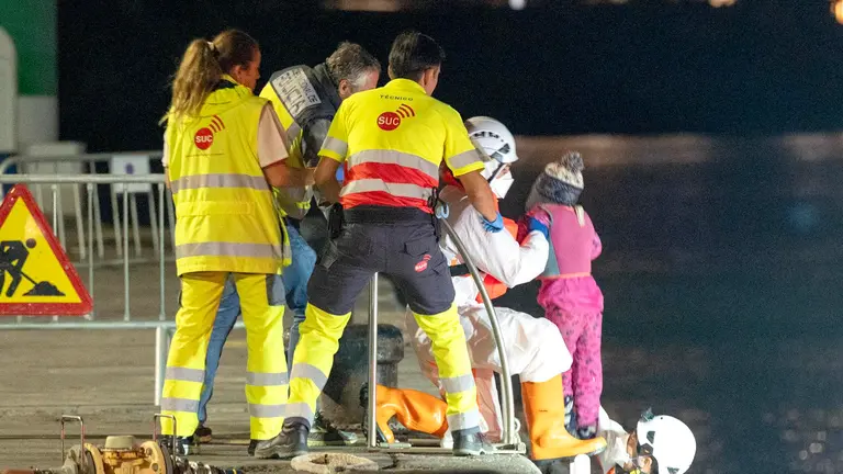 Menores migrantes desembarcando en Puerto Naos. Foto EFE, Adriel Perdomo.
