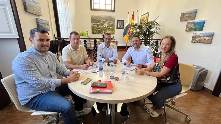 Jacobo Medina con los representantes municipales.
