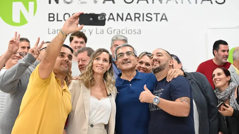 Román Rodríguez junto a dirigentes de Nueva Canarias en Arrecife.