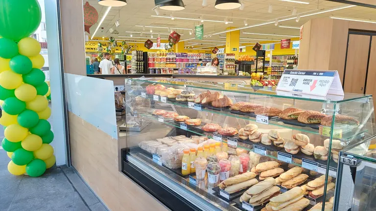 Entre las novedades más importantes destacan la cafetería y el córner de jamón.