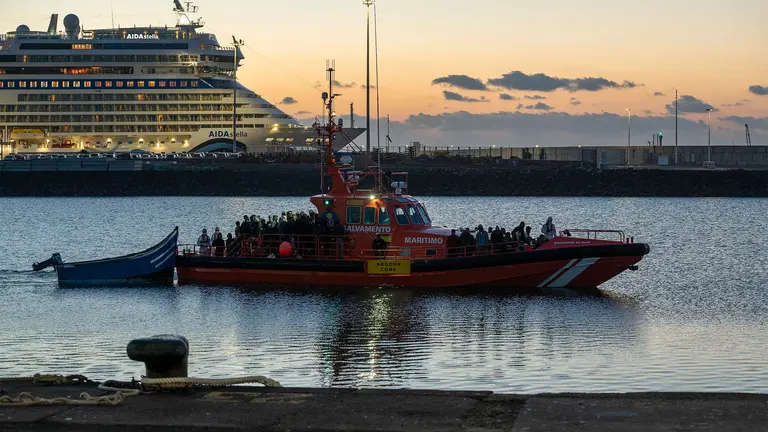 Embarcación de Salvamento Marítimo llegando a Puerto Naos. Foto Adriel Perdomo, EFE.