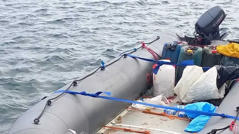 La zodiac amarrada en un pantalán del muelle de Órzola.