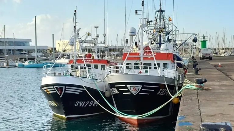 Barcos atracados en Puerto Naos, Arrecife. Foto José Juan Castro.