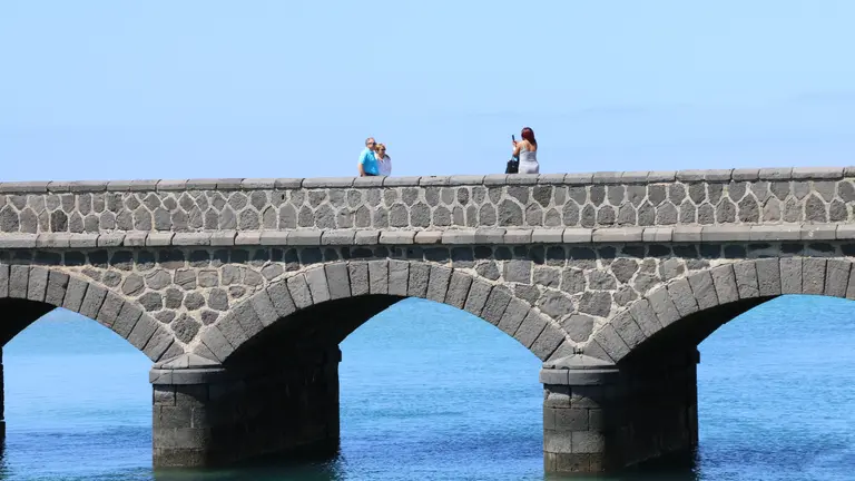 Turistas en los puentes, en Arrecife.