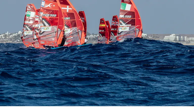 La flota de iQFOiL masculino compitiendo hoy en Lanzarote. © Sailing Energy, Marina Rubicón.