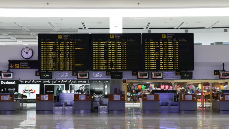Pantalla indicadora de salidas de vuelos en la zona de mostradores de la Terminal 1.