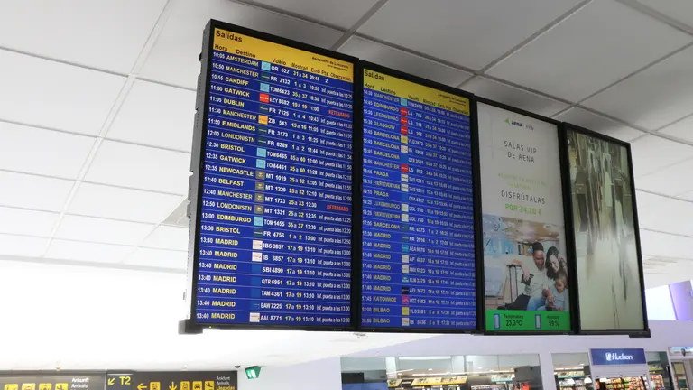 Pantalla con salidas de vuelos en el Aeropuerto de Lanzarote.