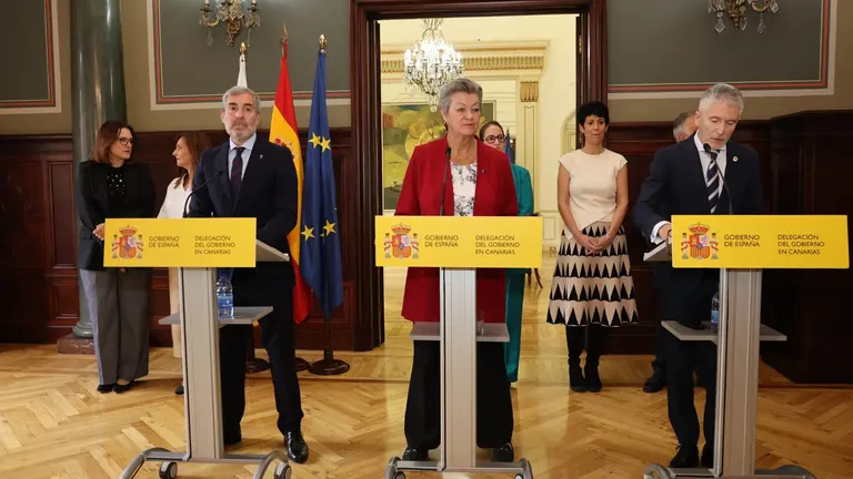 La comisaria Johansson entre Grande-Marlaska y Fernando Clavijo.