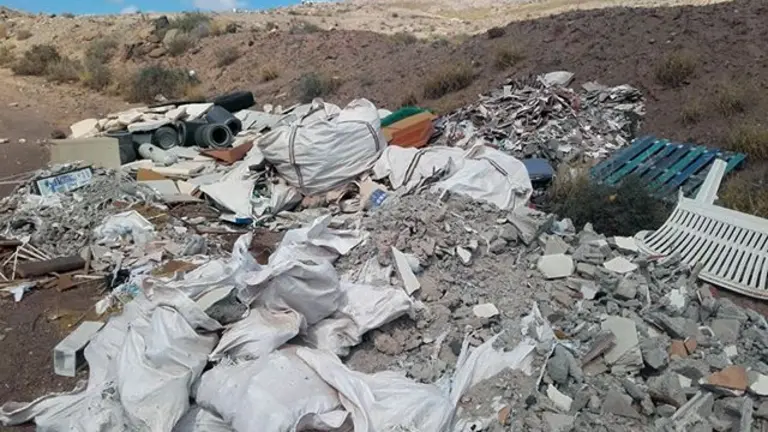 Vertido de escombros en la capital. Imagen de archivo.