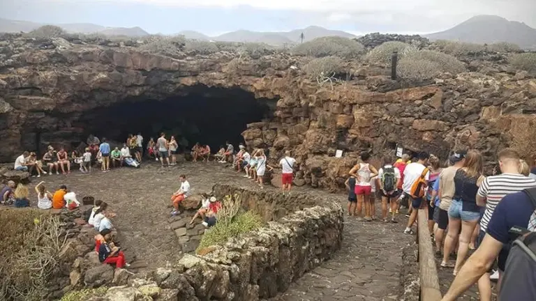 Acceso a la Cueva de los Verdes. Imagen de archivo.