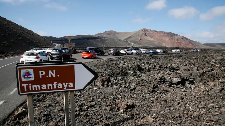 Colas de coches en las Montañas del Fuego. Foto JL Carrasco.