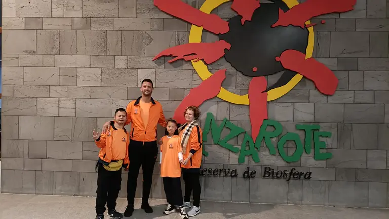 Nadadores de Creciendo Yaiza en el Aeropuerto.