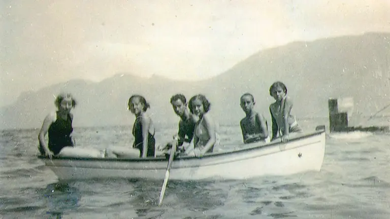 Amparo, César, Carlos y Juana Manrique Cabrera junto a otros amigos en la playa del pueblo de la Caleta de Famara. Colección Carlos Manrique.