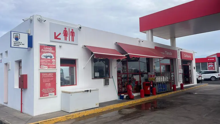 Gasolinera, estación de servicio de CEPSA en Tahíche Bajo.