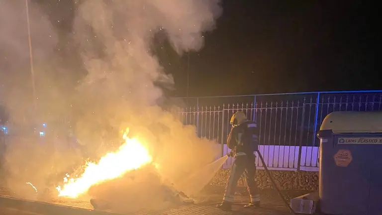 Contenedores ardiendo en Playa Blanca.