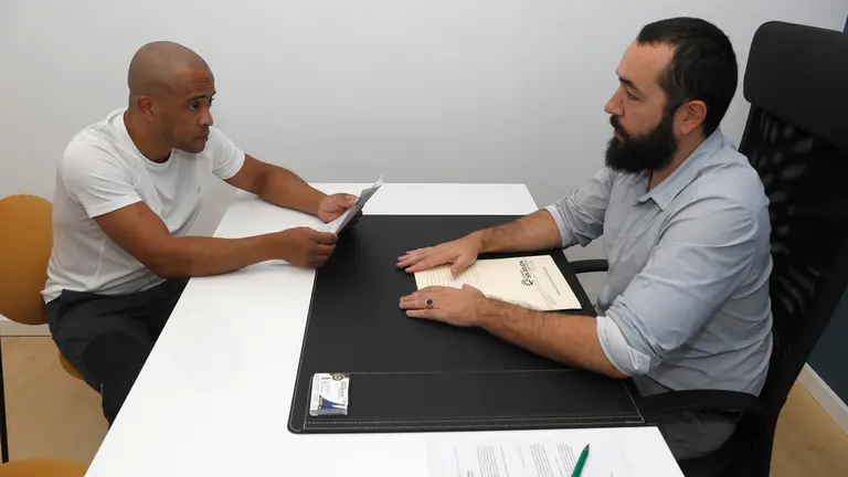 El abogado Erik Curquejo anuncia a Elercido la cancelación de su deuda.