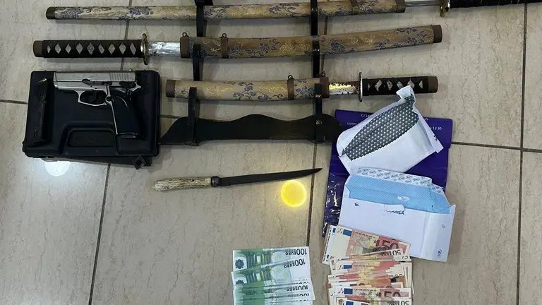 Catanas y dinero falsificado, incautados por la Policía Local de Arrecife.