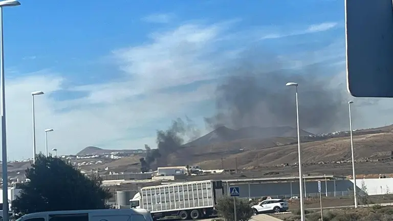 Incendio contenedores en Playa Honda.