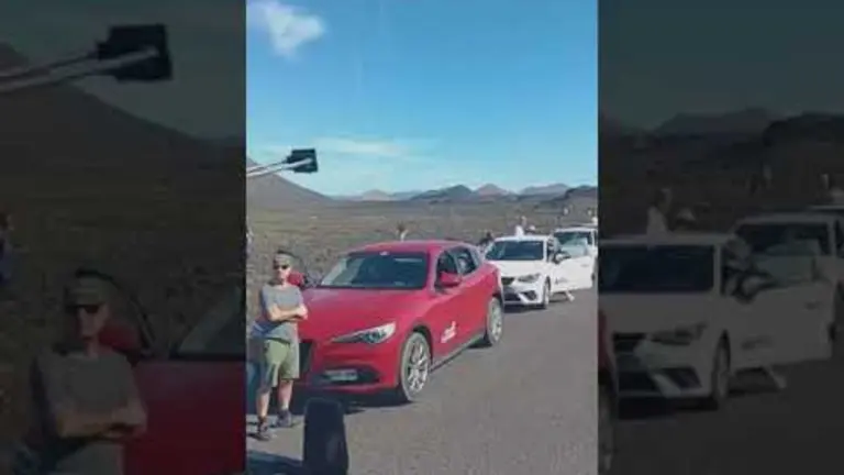 Turistas pisando coladas protegidas.