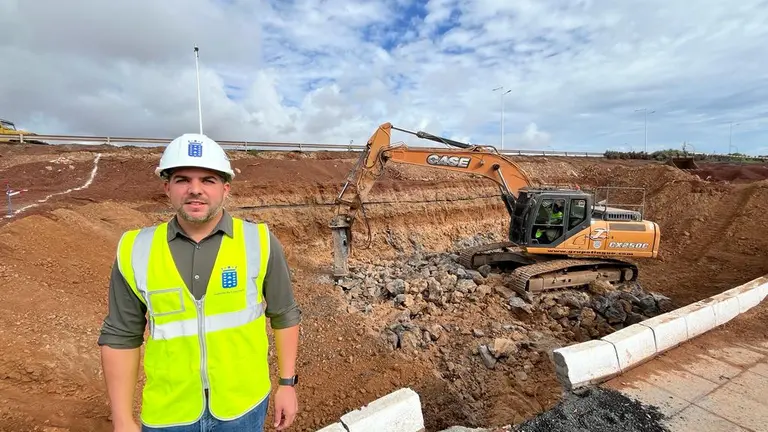 El vicepresidente y consejero de Obras Públicas, Jacobo Medina, en el paso inferior de Playa Honda.