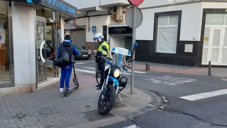 La Policía Local de Arrecife junto al conductor de un patinete