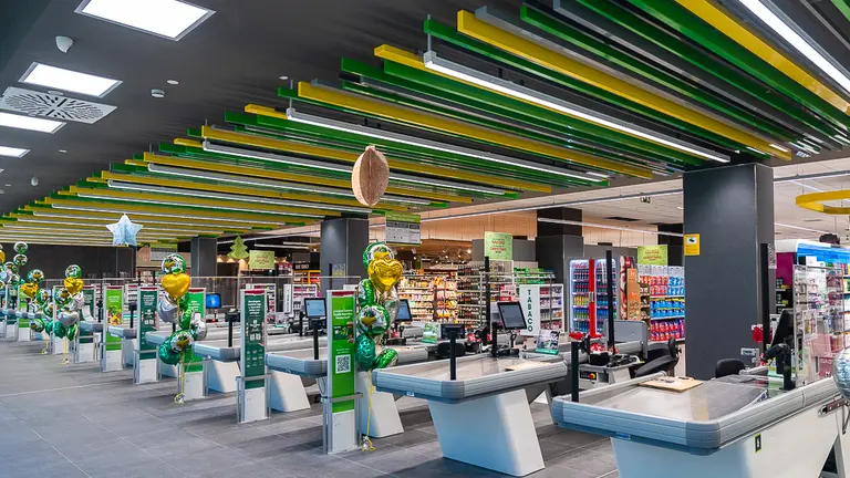 Lineal de cajas de un establecimiento HiperDino.