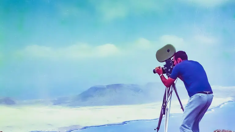 Pedro Siemens grabando La Graciosa y El Río desde lo alto de El Risco.