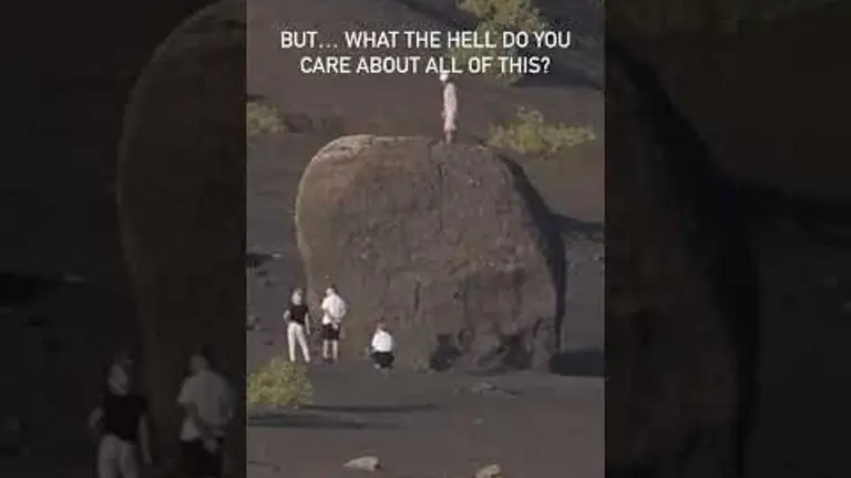 Turistas escalando en el Parque Natural de Los Volcanes.