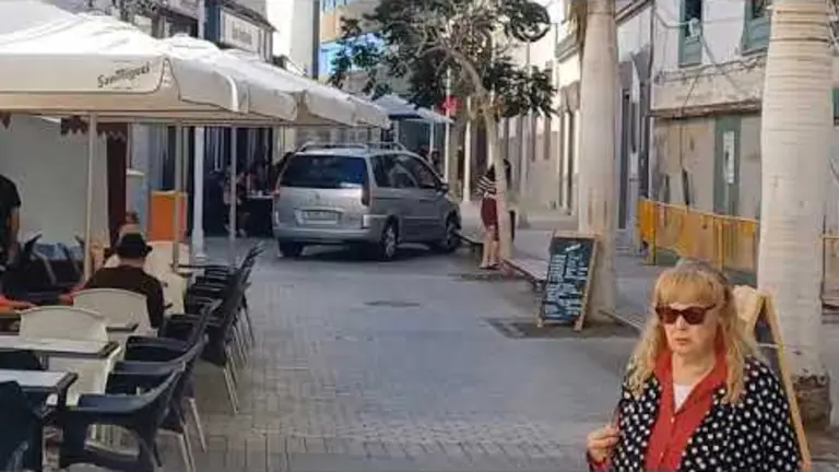 Conductor circulando por zona peatonal.