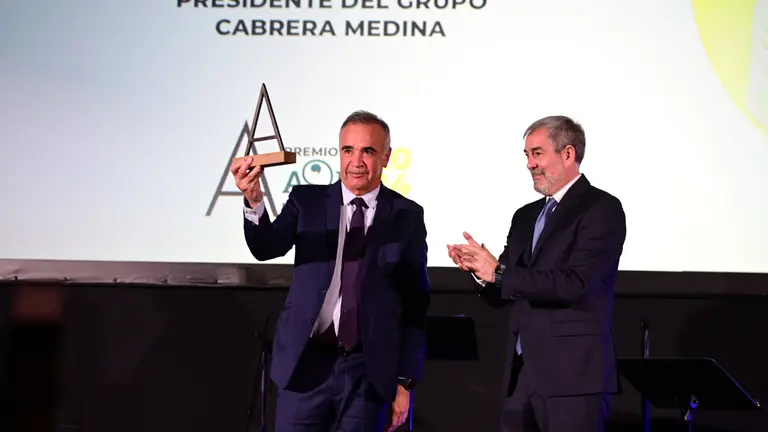Mamerto Cabrera, consejero delegado de CICAR, recibió el premio de manos del presidente de Canarias, Fernando Clavijo.