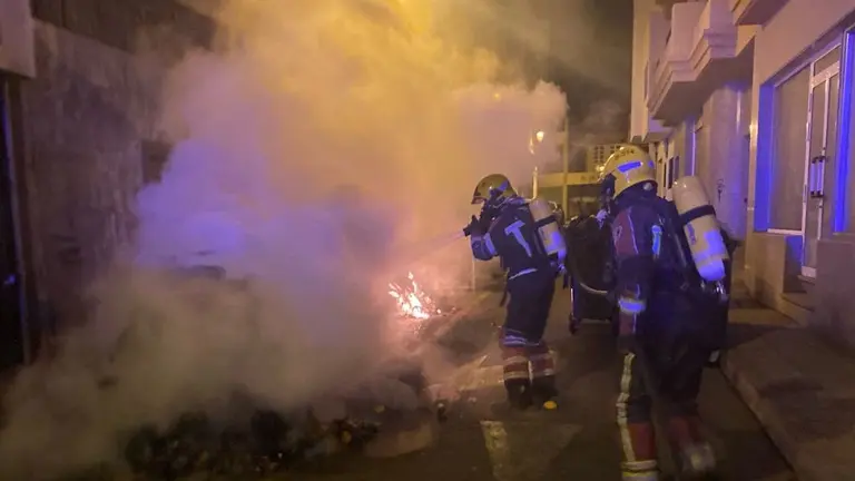 Los bomberos apagan el fuego