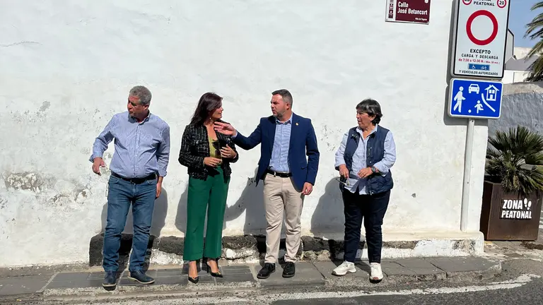 El vicepresidente y consejero de Obras Públicas en su visita a la calle José Betancort.