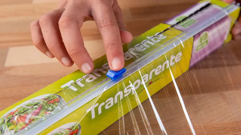 Nuevo sistema de corte con guillotina del film transparente de Mercadona.