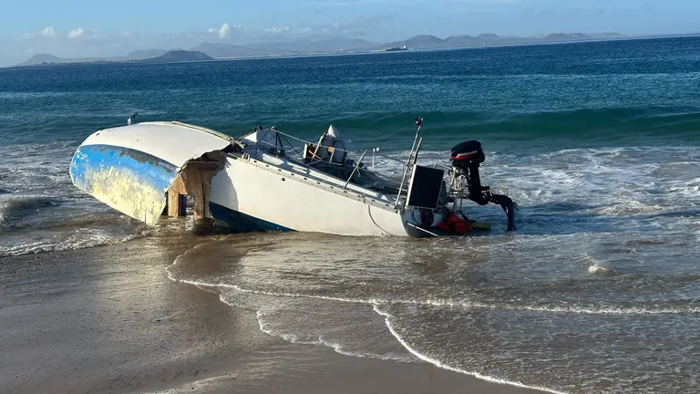 Velero encallado en Papagayo.