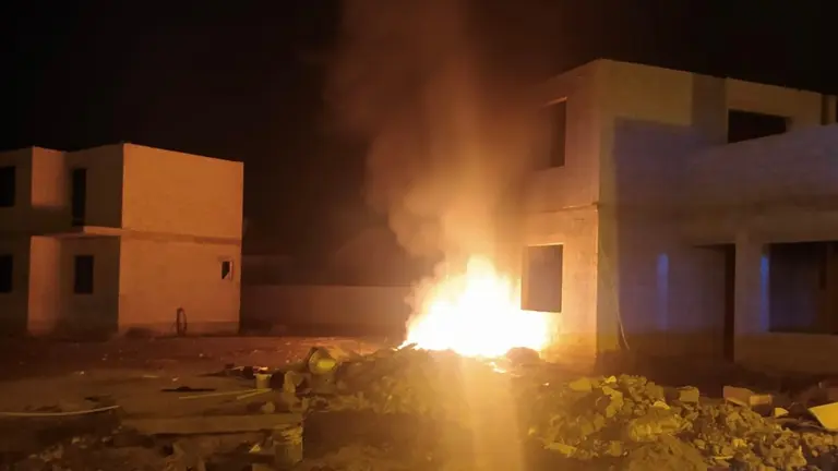 Incendio fuera de una vivienda.