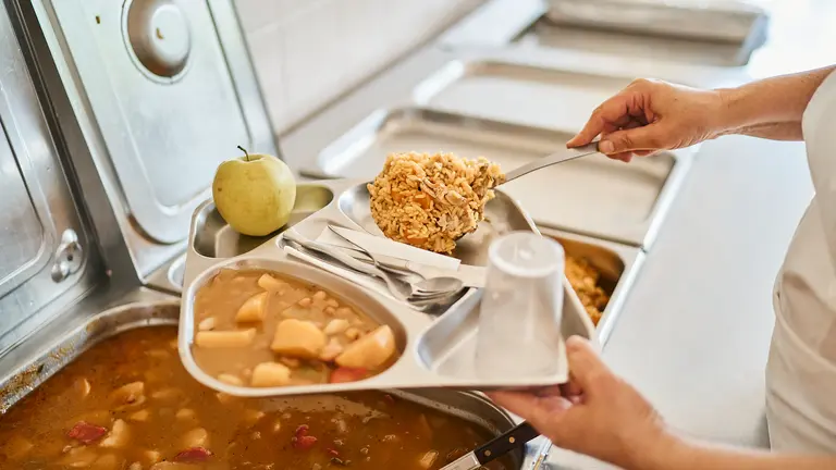 HiperDino y la Fundación DinoSol donan alimentos a 38 entidades cada día.