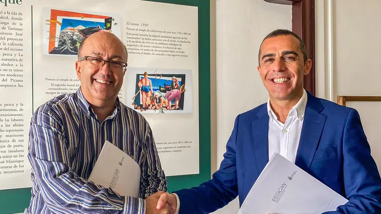 Firma del convenio entre la ESSSCAN y la UNED.