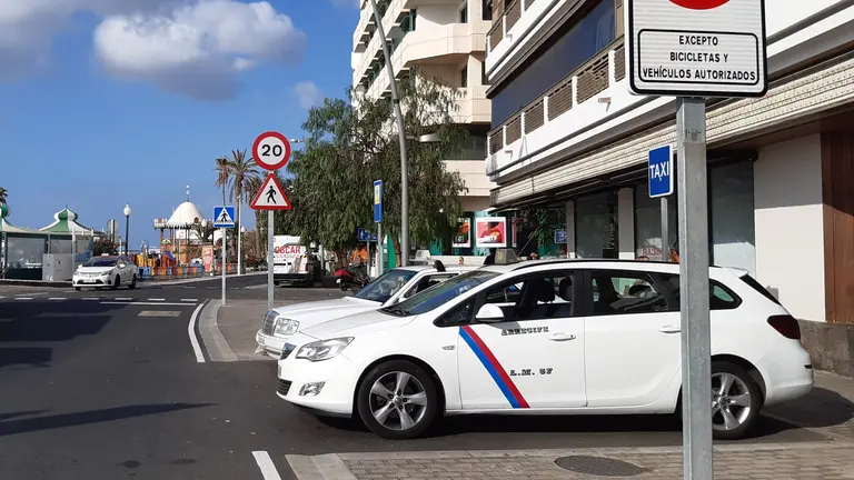 Taxis estacionados en la parada junto a  la zona junto al Puente de las Bolas, en Arrecife.