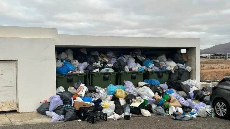Basura en Yaiza.
