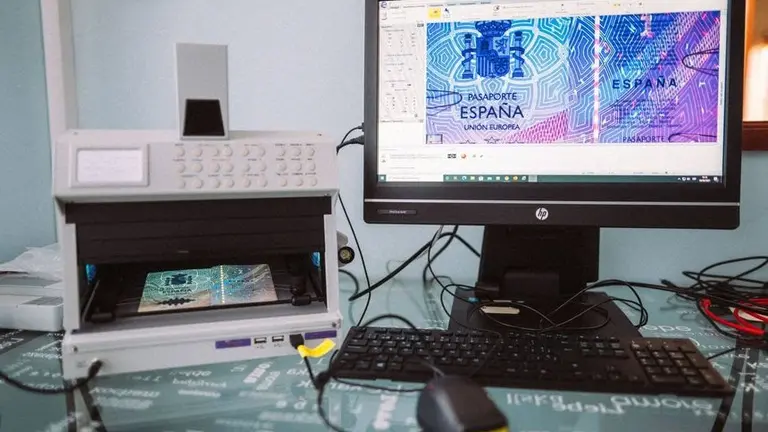 Equipos técnicos  de la UDOC de la Policía Local de Arrecife con los que se detecta documentos falsificados.
