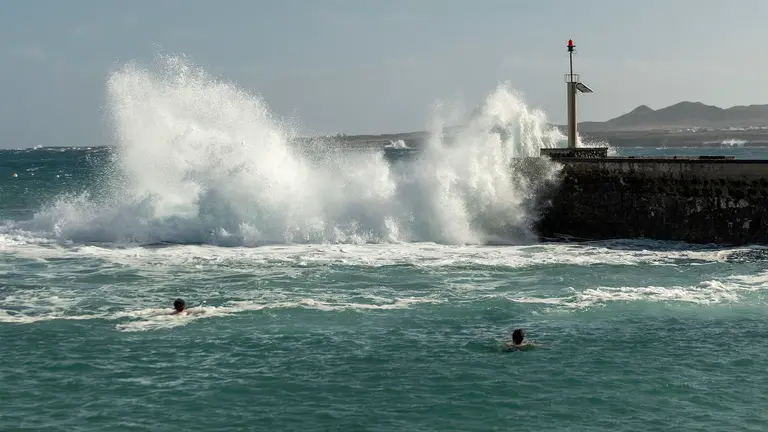 Oleaje en el muelle de Punta Mujeres. EFE.