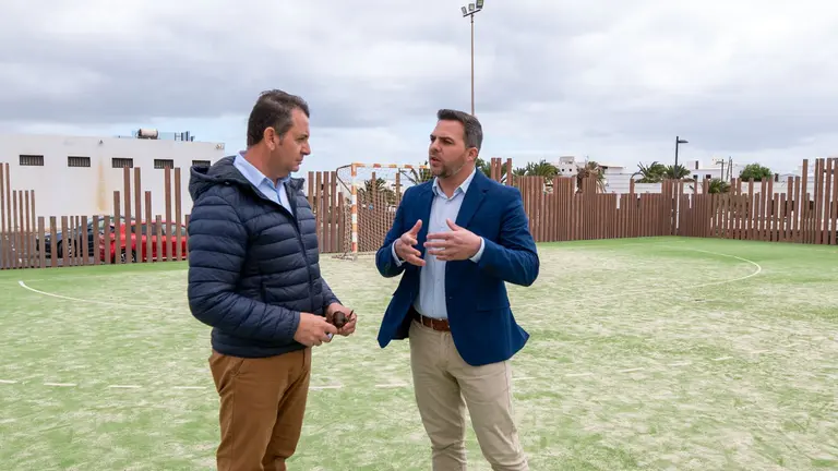 El vicepresidente junto al concejal de Obras de Haría.